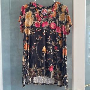 Johnny was floral top size large